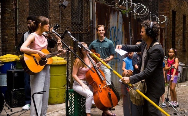 (L-R) KEIRA KNIGHTLEY and MARK RUFFALO star in BEGIN AGAIN