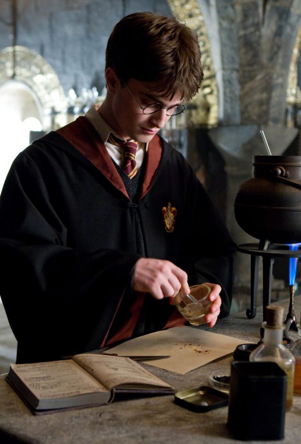 harry_potter_creating_potion_obeying_the_instruction_of_the_half-blood_prince