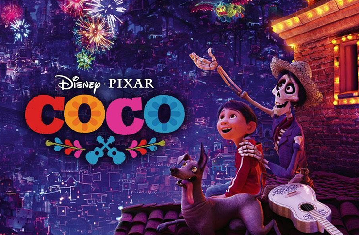Imagen de Miguel tocando la guitarra en el Mundo de los Muertos, rodeado de luces y pétalos de cempasúchil, en la película Coco (2017) dirigida por Lee Unkrich. Representa la unión entre la vida, la música y la memoria.