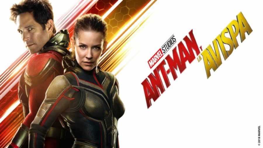 Ant-Man y la Avispa en pleno salto, con sus trajes avanzados, listos para la acción.