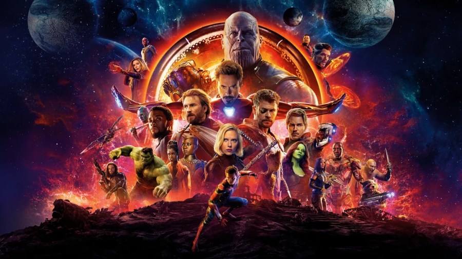 Thanos con el Guantelete del Infinito completamente activado, listo para ejecutar el chasquido.