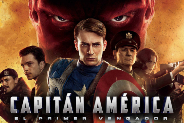 Fotograma de El primer vengador mostrando a Steve Rogers con el escudo clásico, reflejando la estética retro y heroica de la película.