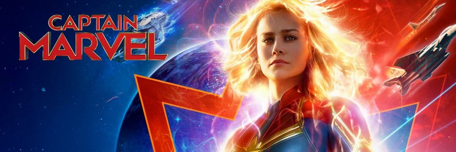 Carol Danvers con el traje de Captain Marvel encendido, rodeada de energía fotónica.