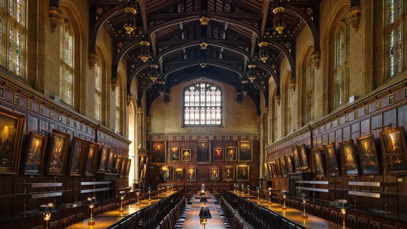 Gran Comedor de Christ Church College en Oxford, el salón real que inspiró el Gran Comedor de Hogwarts en las películas de Harry Potter.