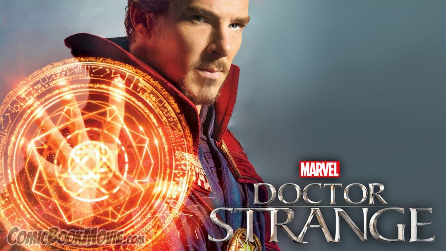 Doctor Strange canalizando magia con los brazos extendidos y mandalas luminosos a su alrededor.