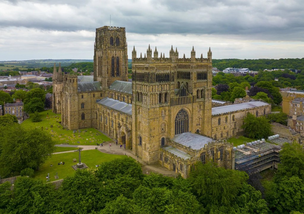 Catedral de Durham vista desde el aire, un imponente edificio medieval cuyo claustro y pasillos se utilizaron como escenarios de Hogwarts en las películas de Harry Potter.