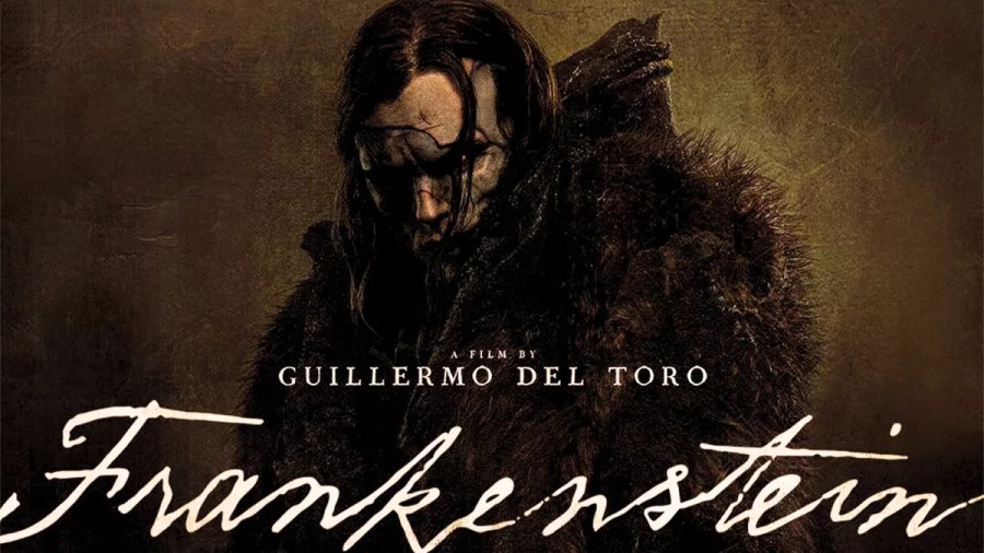 Escena de Frankenstein (2025), dirigida por Guillermo del Toro: la criatura observa su reflejo entre luces y sombras.