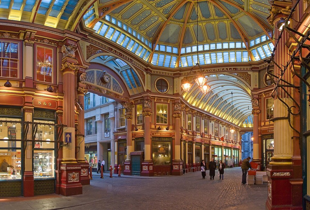 Leadenhall Market en Londres, un mercado victoriano cubierto cuya entrada sirvió como localización del Callejón Diagon en las películas de Harry Potter.