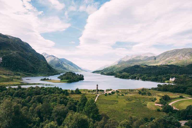 Vista panorámica de Loch Shiel en Glenfinnan, el lago escocés que aparece en varias escenas de Hogwarts en las películas de Harry Potter.