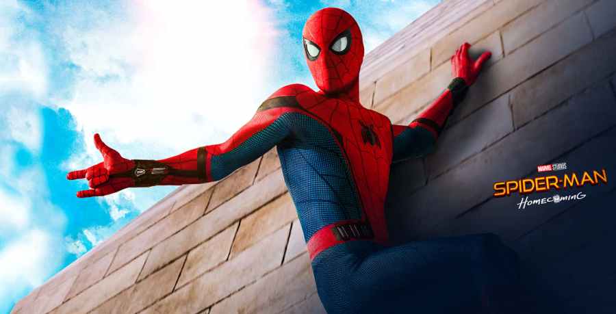 Spider-Man observando la ciudad desde lo alto, con el traje clásico rojo y azul en una pose icónica.