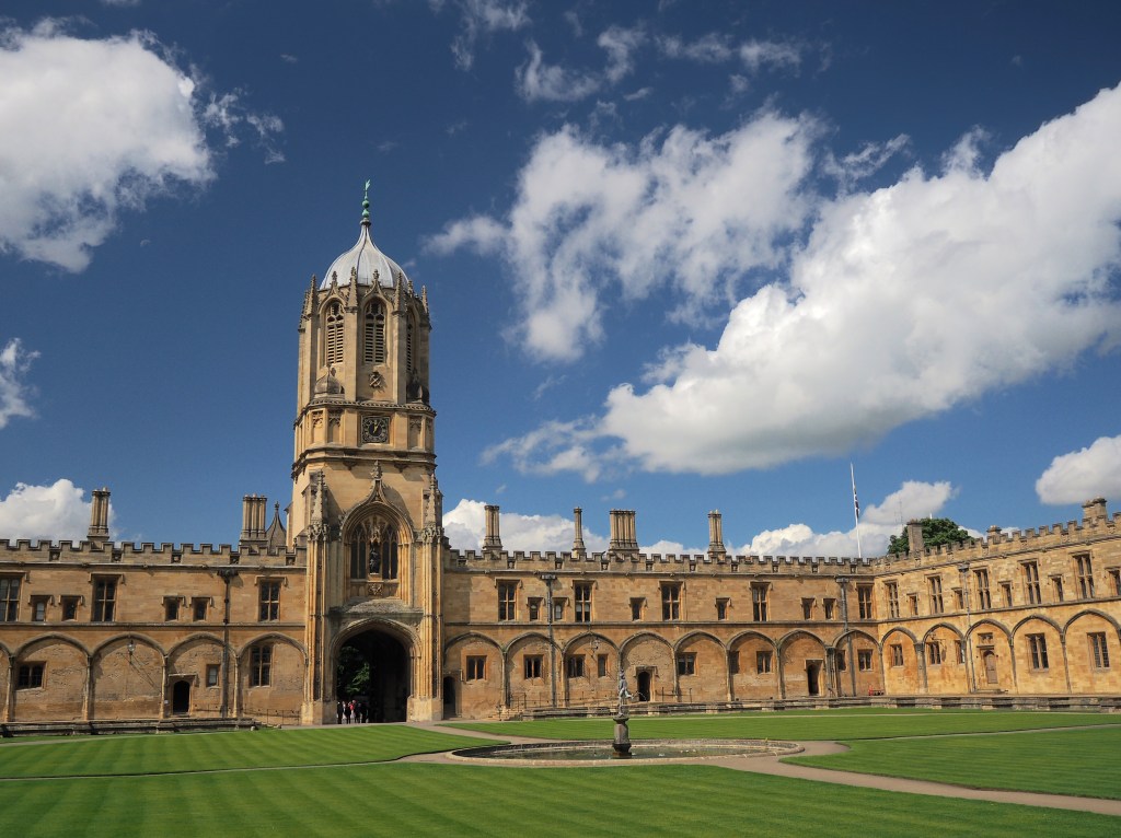 Patio central de Christ Church College en Oxford, con la torre Tom Tower y su arquitectura gótica que sirvió de inspiración para los exteriores de Hogwarts en la saga de Harry Potter.