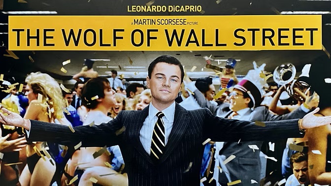 Leonardo DiCaprio como Jordan Belfort en El lobo de Wall Street (2013), escena icónica de la película de Martin Scorsese.