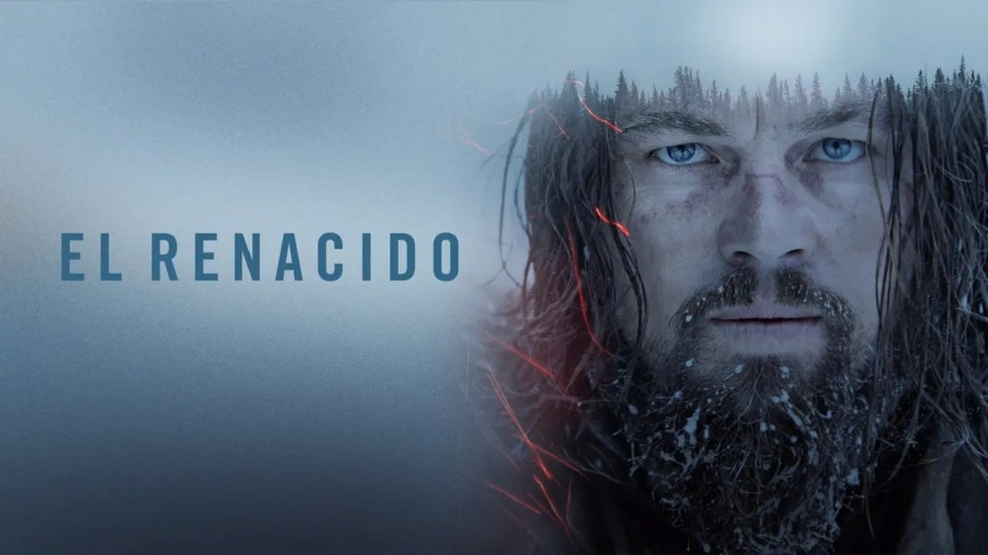 Leonardo DiCaprio como Hugh Glass en El renacido, avanzando entre nieve y frío en una de las escenas clave de la película.