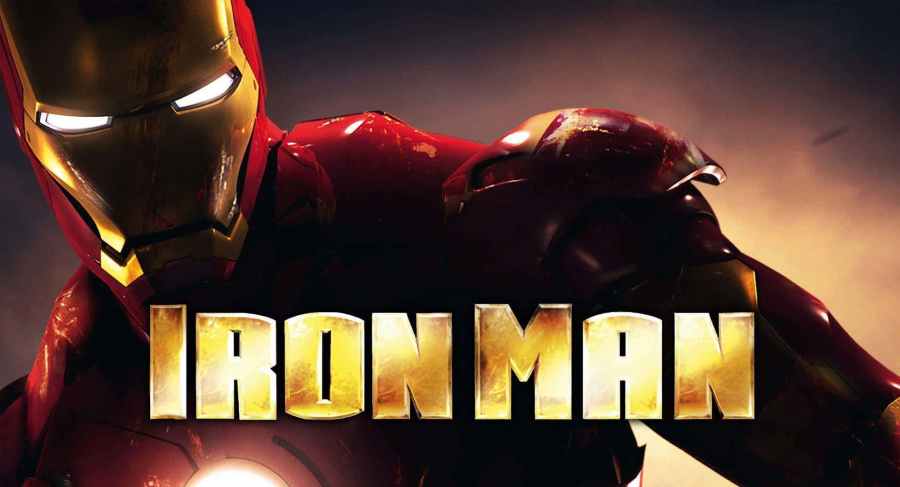 Fotograma de Iron Man mostrando el traje Mark III con su estética metálica y luminosa, representativa del estilo visual de la película.